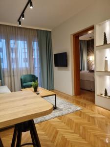 克拉列沃Apartman Centar的客厅配有桌子和沙发