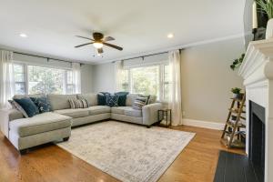 Fayetteville Vacation Rental - 1 Mi to Downtown!的休息区