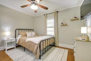费耶特维尔Fayetteville Vacation Rental - 1 Mi to Downtown!的一间卧室配有一张床和吊扇