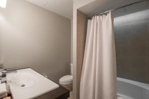 丹佛丹佛白玉兰酒店 - 翠贡精选酒店的浴室配有白色的浴帘和卫生间