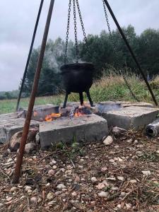 Stara KiszewaOaza spokoju w lesie的 ⁇ 火上摆着一壶锅子