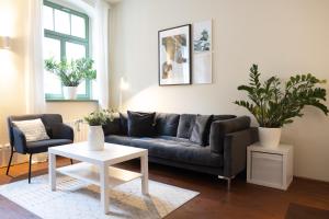 皮尔纳Hip & Minimalist - Stadt Apartments am Malerweg的客厅配有沙发和桌子