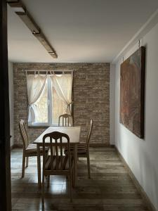 ArtanishArmenian Camp的一间带桌椅和窗户的用餐室