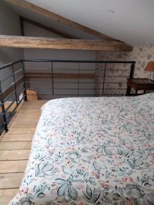 ChoméracLa Grange de Sabatas的一间卧室配有一张带花卉床罩的床