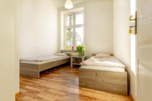 索波特Vibe Hostel Sopot的带窗户的客房内的两张床