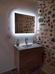 ChoméracLa Grange de Sabatas的一间带水槽和镜子的浴室