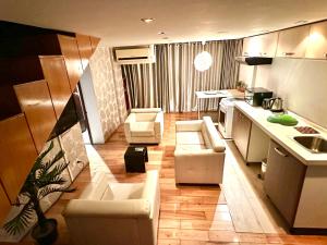 达卡海特当代公寓酒店的一间带白色家具的客厅和厨房