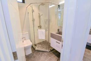 卡特勒博尔纳Home Sweet Home的带淋浴、卫生间和盥洗盆的浴室