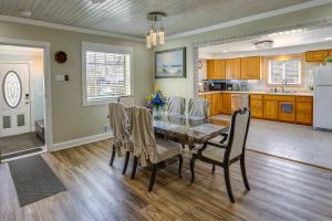 马尼斯蒂Dog-Friendly Manistee Home with Deck, 2 Mi to Beach!的厨房以及带桌椅的用餐室。