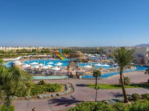 沙姆沙伊赫康恩德萨拉姆沙尔姆酋长体育宾馆度假村的享有度假村游泳池的空中景致