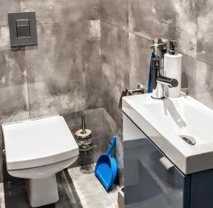 克拉科夫GAJ Apartment - Air condition - Free Parking的浴室配有白色卫生间和盥洗盆。
