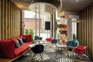 那慕尔宜必思那慕尔中心酒店的客厅配有红色的沙发和椅子