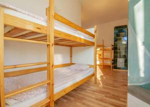 索波特Vibe Hostel Sopot的一间卧室配有两张双层床。