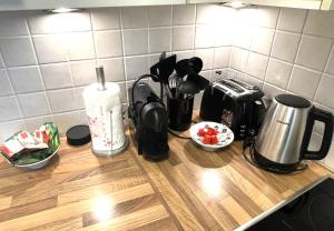 梅拉诺Kurhaus Apartment + parking的台面上配有咖啡壶和电器