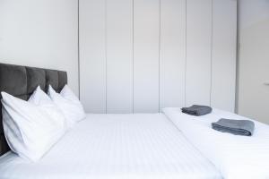 蒂米什瓦拉Alternativ 2 Residence Central的配有2张床的带白色床单和枕头的客房