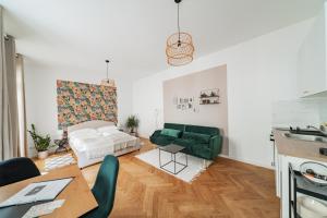 维也纳The 15's Apartments的客厅配有床和绿色沙发