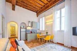 佛罗伦萨Condotta 16 Apartments的客厅配有沙发和桌子