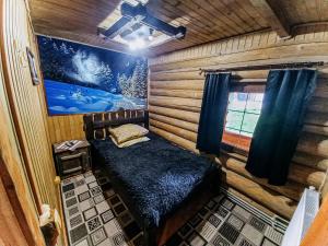 HuklyvyyКотедж в Карпатах的小木屋内的小型客房 - 带一张床