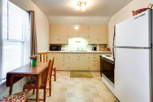 HibbingRural Minnesota Apartment with Fire Pit的厨房配有桌子和冰箱