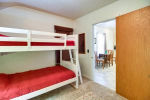 HibbingRural Minnesota Apartment with Fire Pit的一间带两张双层床的卧室和一间餐厅