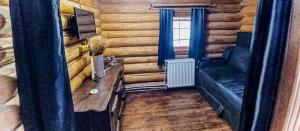 HuklyvyyКотедж в Карпатах的小木屋内的客厅配有沙发