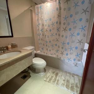阿卜杜勒国王经济城شقة باطلاله بحريه - أبراج الشاطئ البيلسان Seafront Apartment的一间带水槽、卫生间和淋浴的浴室