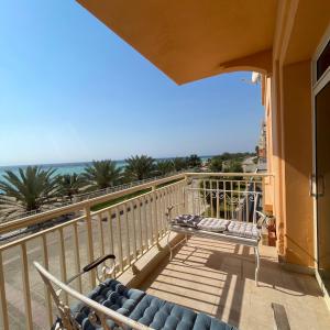 阿卜杜勒国王经济城شقة باطلاله بحريه - أبراج الشاطئ البيلسان Seafront Apartment的海景阳台。