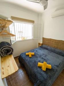 埃尔乔罗La Barbería de Miguel的一间卧室配有一张带十字架的床