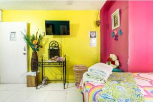 蒙特哥贝Colorful Private Room Oasis的一间设有床和黄色墙壁的客房