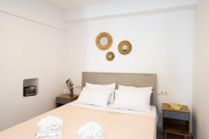 米克诺斯城MYKONOS HOUSE Wanderlust , Mykonos Town的一间卧室配有带白色床单和白色枕头的床。