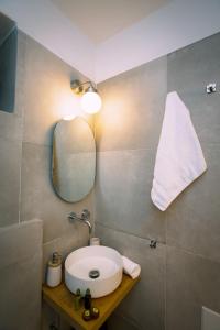 米克诺斯城MYKONOS HOUSE Wanderlust , Mykonos Town的一间带水槽和镜子的浴室
