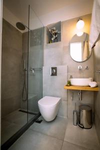 米克诺斯城MYKONOS HOUSE Wanderlust , Mykonos Town的带淋浴、卫生间和盥洗盆的浴室