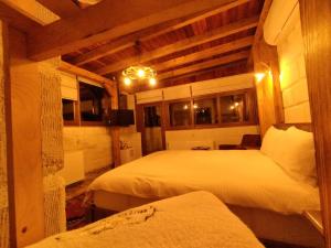 阿瓦诺斯Begam Butik Otel的一间卧室,配有两张床