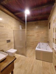 阿瓦诺斯Begam Butik Otel的带浴缸、卫生间和盥洗盆的浴室