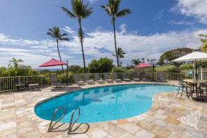 科纳Hale Hāhālua - Hale Hahalua - Serenity and Ocean Views in Kona now with AC的一个带桌椅的游泳池,棕榈树