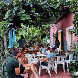 Coreglia Ligure@gatetothewild的一群坐在餐厅外桌子上的男人