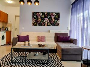 海若克利欧Central Purple Spot的客厅配有沙发和桌子