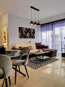 海若克利欧Central Purple Spot的客厅配有沙发和桌子