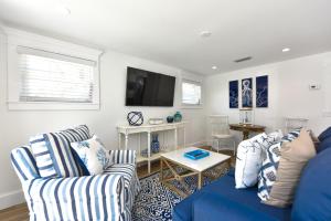 西耶斯塔岛Bimini Breeze的客厅配有蓝色的沙发和电视