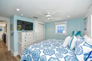 西耶斯塔岛Bimini Breeze的蓝色卧室配有床和吊扇