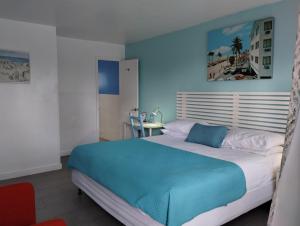 劳德代尔堡睡眠旅馆的一间卧室设有一张蓝色墙壁的大床