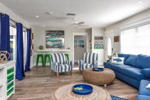 西耶斯塔岛Aruba的客厅配有蓝色的沙发和椅子