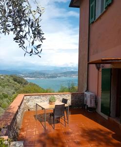 韦内雷港Tenuta di Venere的阳台配有桌椅,享有水景