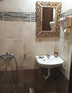 米利纳Athina-Milina的浴室设有水槽和墙上的镜子