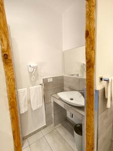 韦内雷港Tenuta di Venere的白色的浴室设有水槽和镜子