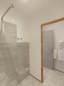 韦内雷港Tenuta di Venere的带淋浴的浴室和玻璃门