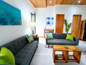 蓬塔乌巴Dragonfly Beach Retreat Beachfront Casitas-Adult Only的客厅配有沙发和桌子