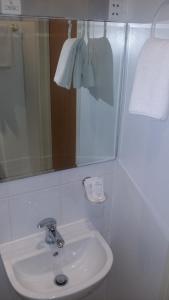 伦敦阿里瓦酒店的白色的浴室设有水槽和镜子
