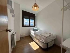 TalarnBest view from Pallars的一间小卧室,配有床和窗户