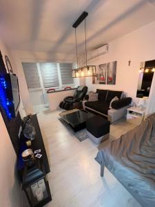 茹帕尼亚Apartman Paola - massage chair- 0-24 self check IN OUT- Županja的带沙发和电视的客厅